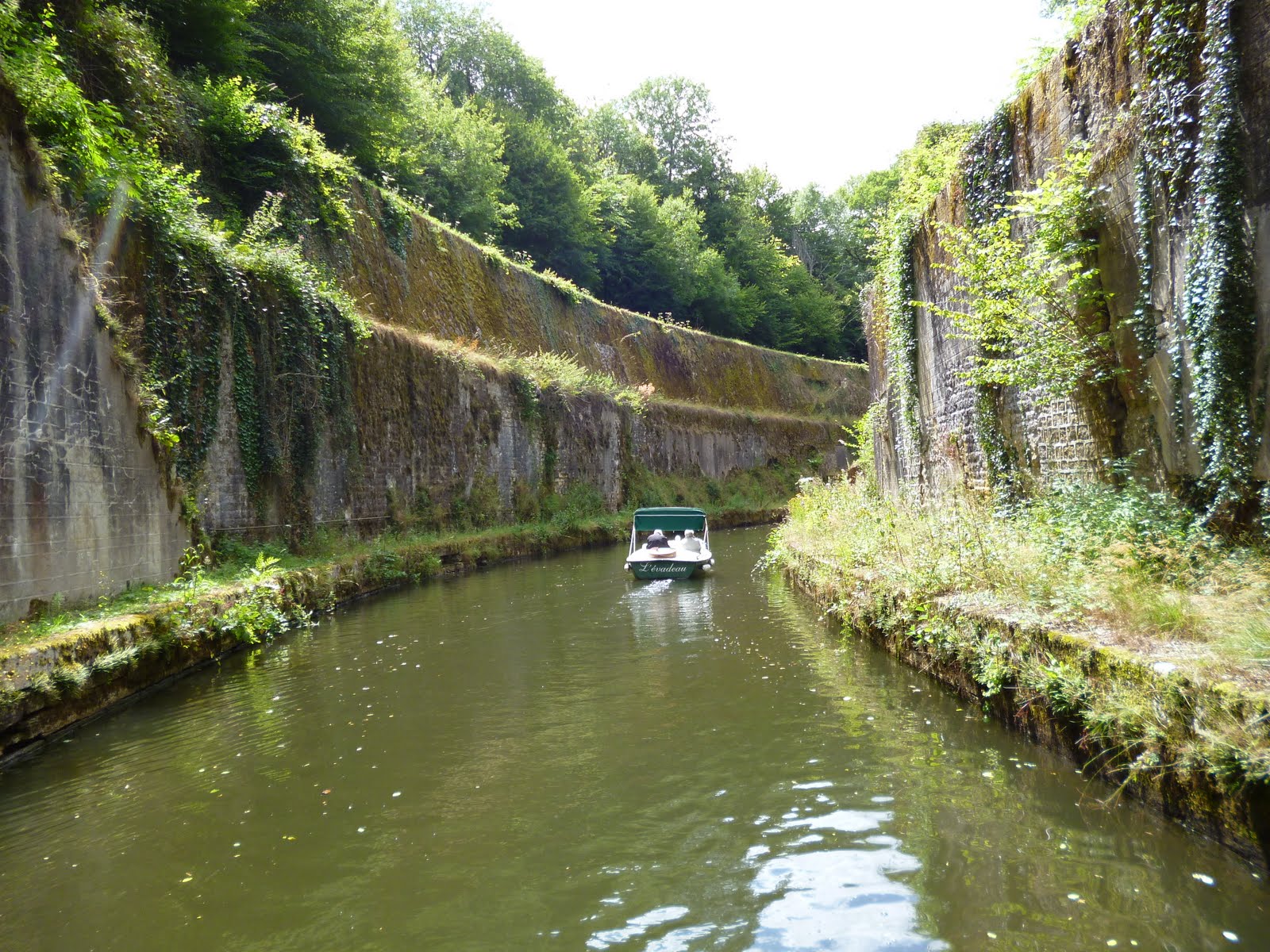 El Canal de Nivernais tiene más de 175 km de longitud y 110 esclusas... CRUCEROS FLUVIALES FRANCIA L ART DE VIVRE CANAL NIVERNAIS OFERTA DESCUENTOS EUROPEAN WATERWAYS CRUCERO DE LUJO CANALES DE FRANCIA BORGOÑA BOURGOGNE HOTEL BARGE ART DE VIVRE CANAL ESCLUSAS